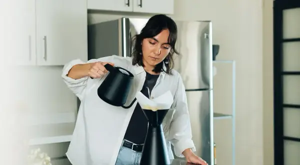 Jaka woda do ekspresu do kawy? Uniknij błędów w wyborze wody