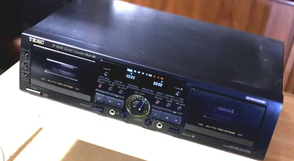 Czarny deck kasetowy TEAC W-860R z funkcją Dolby HX PRO i auto reverse.