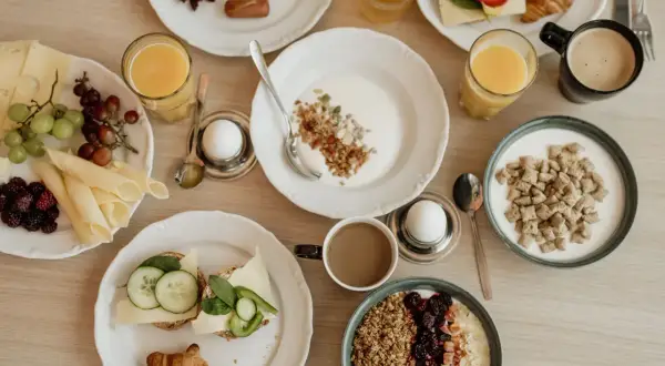 Frukostbuffé på Bohusgården restaurang med frukt, ost, ägg, yoghurt, granola, flingor och kaffe.
