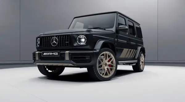Czarny G-wagon AMG z brązowymi akcentami i złotymi felgami, gotowy na każdą przygodę.