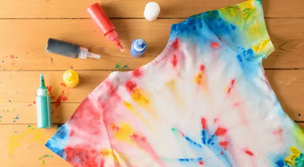 Wybielacz do tie-dye: jaki wybrać i jak zrobić idealny wzór?