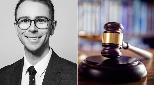 Man i kostym och glasögon bredvid domarklubba. Kan symbolisera en advokat som hanterar en **återvinning konkurs**.