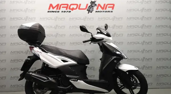 Scooter Kymco Agility City 125 blanca y negra, con maletero. Opiniones positivas para este modelo.