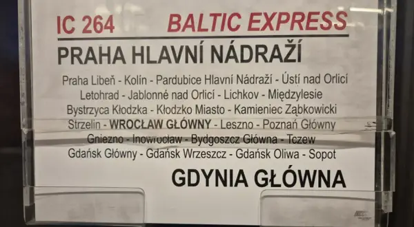 Pociąg IC 264 "Baltic Express" z Gdańska do Pragi, z licznymi przystankami po drodze.
