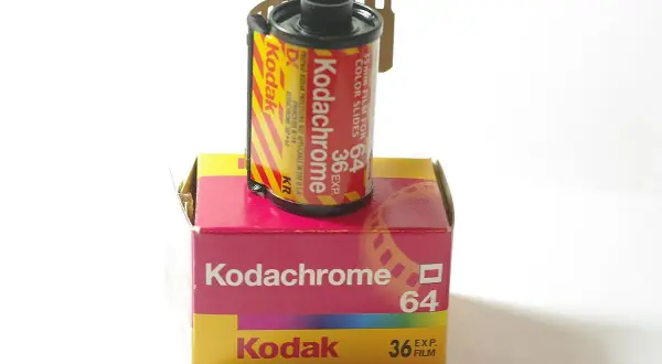 Rullo di pellicola Kodachrome 64, la prima pellicola a colori, su una scatola Kodak.