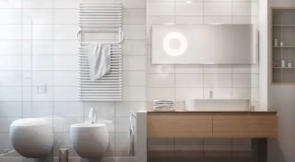 Bagno moderno con termoarredo bianco a parete, ideale per capire dove posizionare termoarredo bagno per asciugare gli asciugamani.