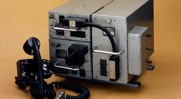 Pierwszy telefon komórkowy wyglądał jak ten sprzęt.