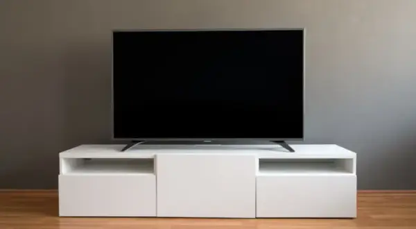 Dlaczego telewizor sam się wyłącza i włącza? Sprawdź przyczyny i rozwiązania