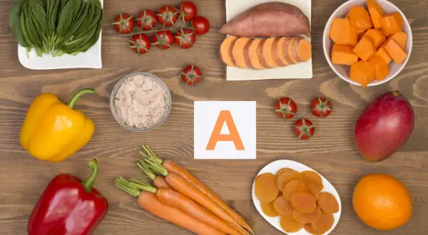 Warzywa i owoce bogate w witaminę A: marchew, bataty, szpinak, papryka, mango, pomidory, morele, pomarańcza.