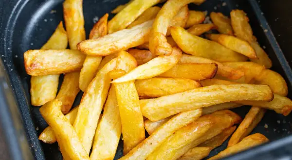Goldgelbe, knusprige Pommes im Airfryer, bereit zum Genießen. Perfekt für einen schnellen Snack!