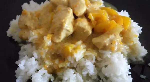 Pyszny kurczak curry z ryżem, idealny pomysł na obiad.