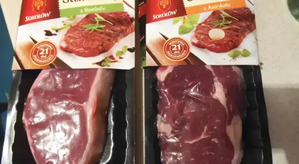 Dwa opakowania steka wołowego: z rostbefu i antrykotu. Pyszna polędwica czeka na grill.