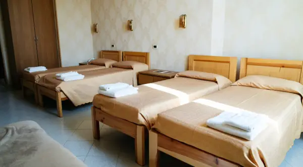 Pokój z kilkoma łóżkami, idealny na noclegi. Siostry Elżbietanki w Rzymie oferują przystępne ceny.