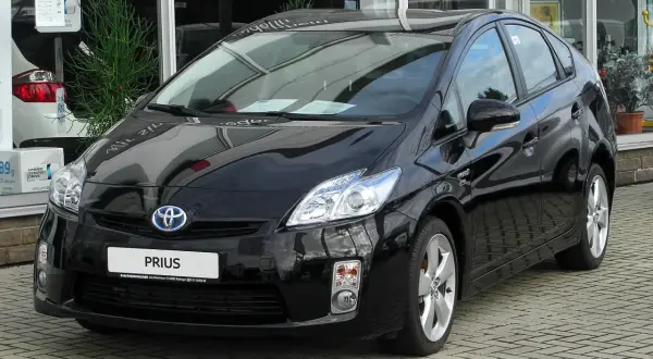 Czarny Toyota Prius 3, znany z niezawodności, ale warto znać najczęstsze usterki.