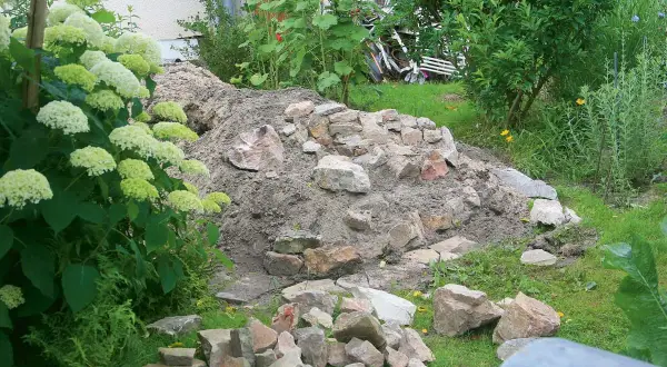 Nowe rabata skalniaki projekty w trakcie tworzenia. Kopiec ziemi i kamieni czeka na ułożenie.