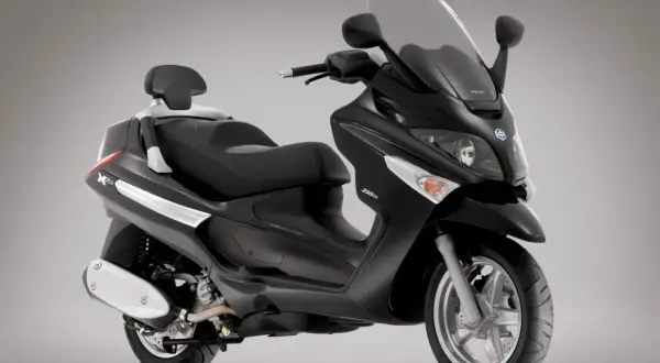Czarny skuter Piaggio X9 Evolution 250cc z wygodnym siedzeniem i oparciem.