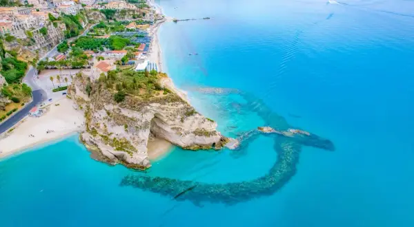 Tropea, Włochy – jedno z najciekawszych miejsc na świecie. Klif z jaskinią, plaża i turkusowe morze.