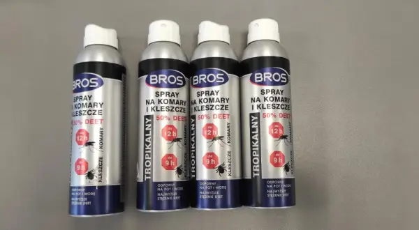 Cztery puszki sprayu BROS na komary i kleszcze, każdy z 50% DEET, zapewniający ochronę do 12h przed komarami i 9h przed kleszczami.