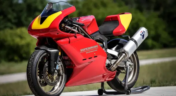La icónica Ducati Supermono roja y amarilla, una obra maestra de ingeniería, lista para la pista.