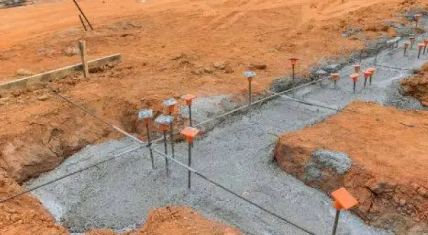Jaki fundament pod ogrodzenie zapewni trwałość i stabilność?