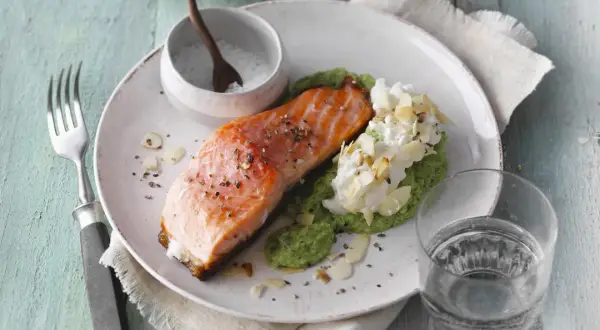 Pavé de saumon poêlé, purée de petits pois, fromage frais et amandes effilées. Une recette simple et savoureuse.