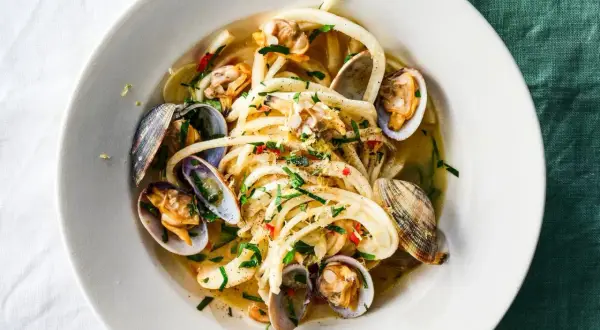 Spaghetti Vongole mit frischen Muscheln, Kräutern und einem Hauch Chili. Ein Genuss für alle Sinne.