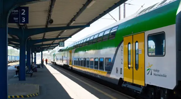 Pociąg na peronie. Zastanawiasz się nad pendolino Katowice - Kołobrzeg cena biletu?