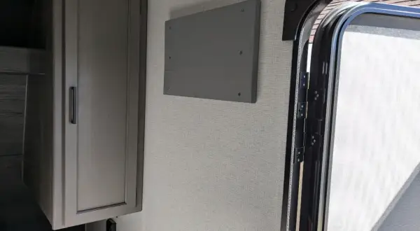 Jak podłączyć telewizor w przyczepie kempingowej bez problemów?