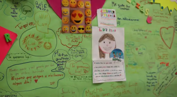 Pizarra con mensajes de apoyo y dibujos, incluyendo un cartel sobre "CHANGE DYSLEXIA", ideal para actividades para niños con dislexia.