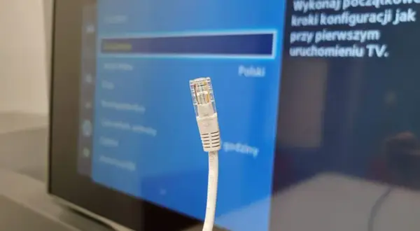 Jak podłączyć internet do telewizora bez Wi-Fi? Proste metody i porady