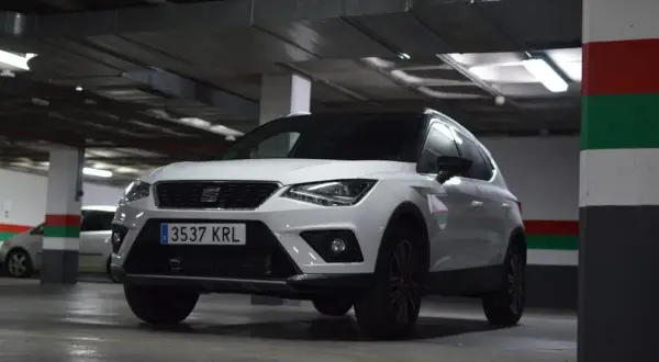 Vit Seat Arona parkerad i ett garage. En perfekt bil för en seat arona test.