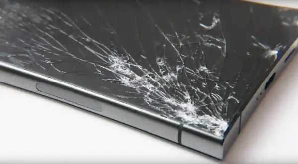 Pęknięta szybka w telefonie. Czy można używać telefonu z pękniętą szybką? Ekran pokryty pajęczyną pęknięć.