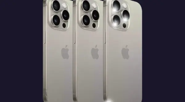 Trois iPhone 12 couleur or, alignés, montrant leurs objectifs photo et le logo Apple.