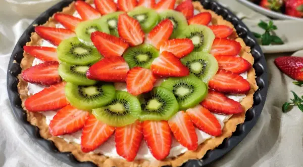 Tarta z mascarpone ozdobiona słodkimi truskawkami i soczystym kiwi. Pyszny deser na każdą okazję.