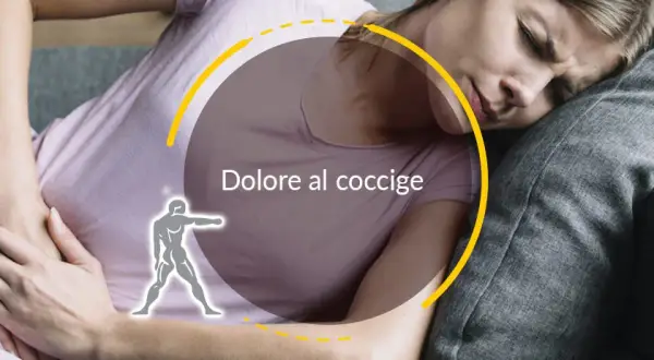 Donna con dolore al coccige, che cerca rimedi della nonna per alleviare il fastidio.
