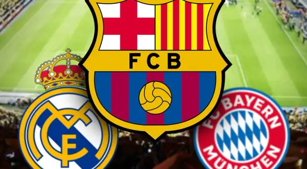 Loga FC Barcelony, Realu Madryt i Bayernu Monachium na tle stadionu. Te kluby to jedne z najbardziej wartościowych klubów piłkarskich na świecie.