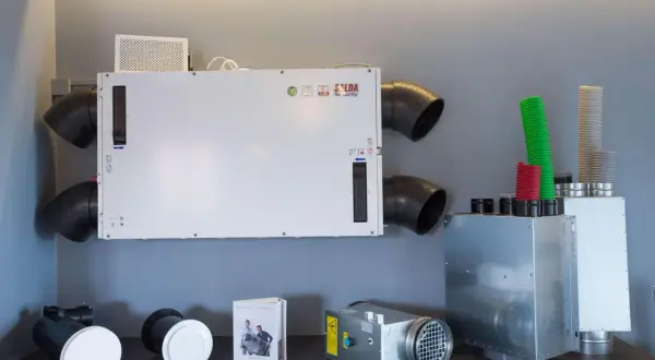 Un sistema VMC puntuale Salda Smarty con tubi e accessori.