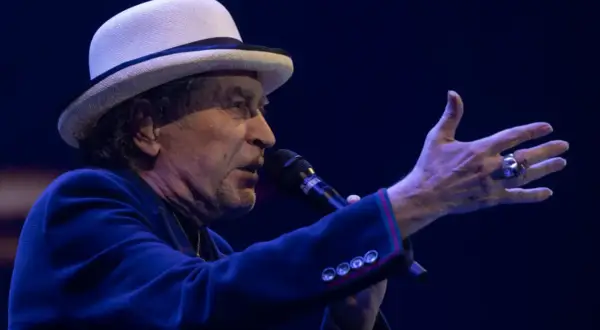 Joaquín Sabina, con su sombrero blanco y chaqueta azul, canta en Zaragoza.