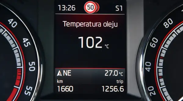 Na desce rozdzielczej widnieje informacja: Temperatura oleju 102°C. Idealna temperatura oleju w silniku powinna być w tym zakresie.