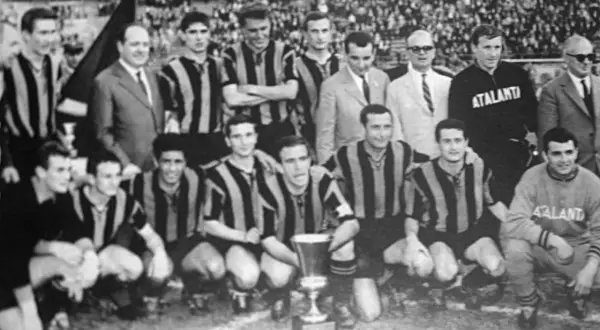 Drużyna włoskiego klubu piłkarskiego z Bergamo, Atalanta, pozuje do zdjęcia z pucharem.