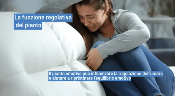 Una giovane donna piange disperata, ma il pianto emotivo può aiutare a regolare l'umore e a ritrovare l'equilibrio, anche quando sembra che perchè piango sempre.