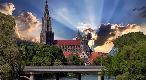 Ulm Minster ragt über die Stadt, ein Wahrzeichen, das zeigt, was man in Ulm machen kann: Geschichte erleben und die Aussicht genießen.