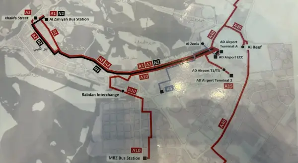 Mapa usług autobusowych na lotnisko w Abu Zabi. Pokazuje trasy autobusów A1, A2, N2, A10, A15, K4 i A40 łączące różne punkty miasta z lotniskiem.