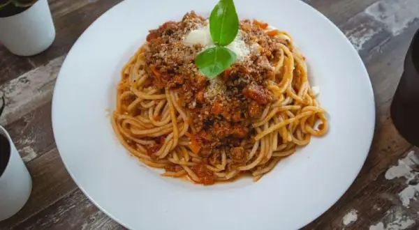 Jak bezpiecznie pasteryzować sos do spaghetti z mięsem mielonym – krok po kroku