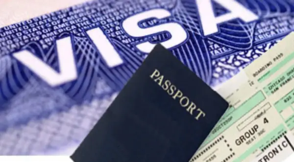 Paszport, bilety lotnicze i wiza USA. Planujesz podróż do Iranu? Pamiętaj o odpowiednich dokumentach.