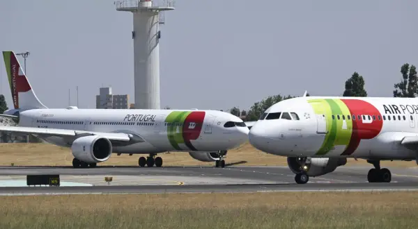 Dwa samoloty portugalskich linii lotniczych TAP Air Portugal na płycie lotniska.