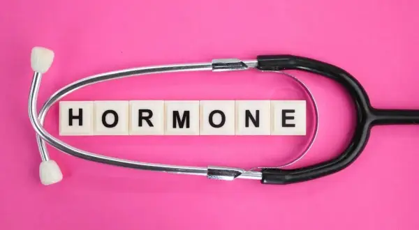 Stetoskop nad literami HORMONE. Dowiedz się, jak zbadać poziom progesteronu.