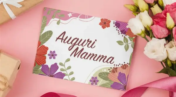 Un biglietto con scritto "Auguri Mamma" circondato da fiori colorati, un mazzo di fiori e pacchi regalo. Un modo per dire perché si festeggia la festa della mamma.