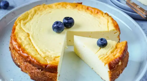 Ein köstlicher, zuckerfreier Kuchen mit Blaubeeren, der zum zuckerfreien Kuchen backen inspiriert.