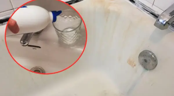 Come sbiancare vasca da bagno smaltata: versare detergente in un bicchiere per pulire le macchie gialle.